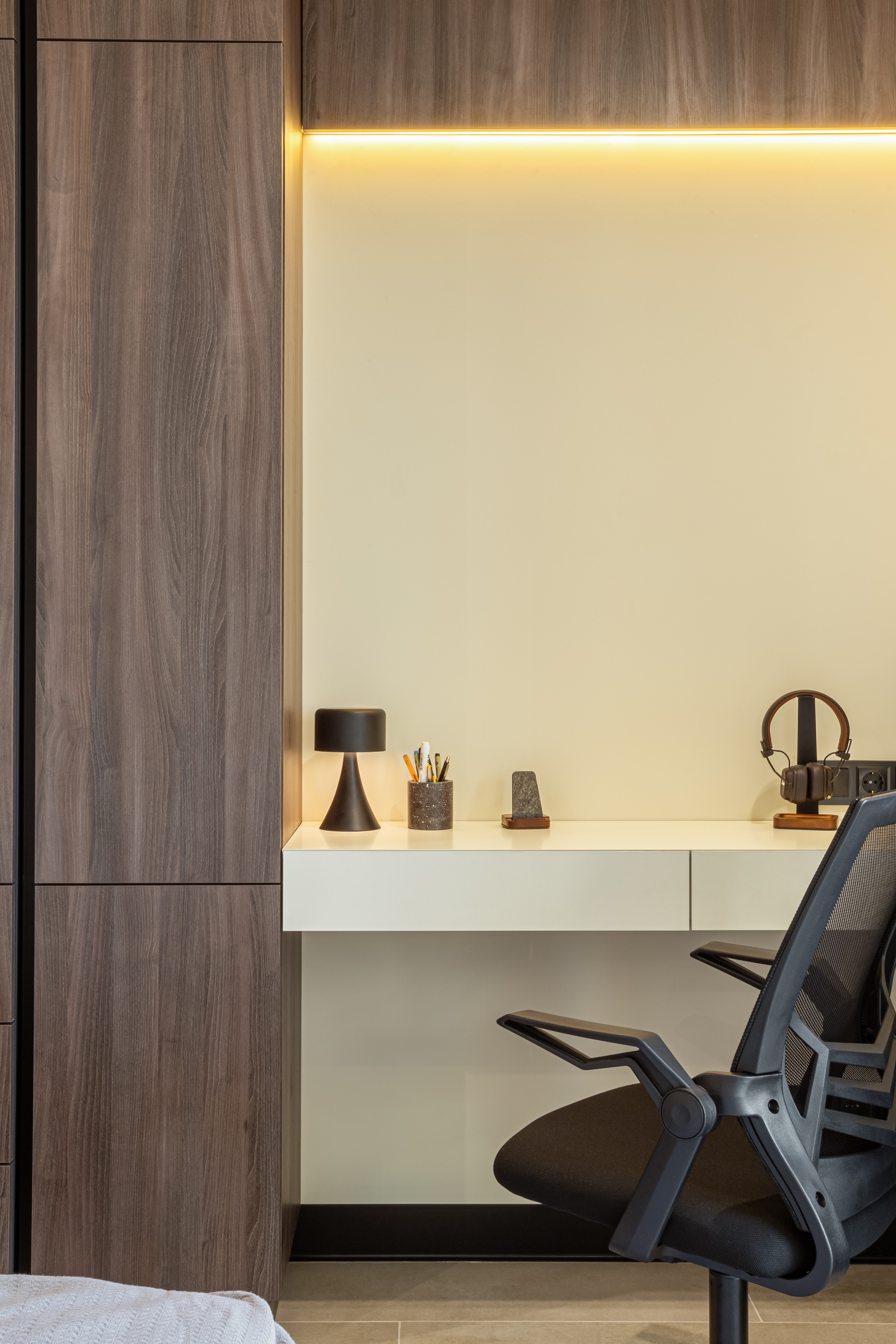 Workspace with warm lighting — Barcelona / studio apartment